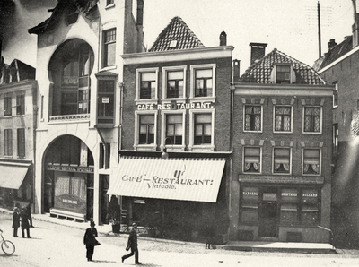 72567 Gezicht op de voorgevels van de winkelwoonhuizen Voorstraat 6 (links)-10 te Utrecht.